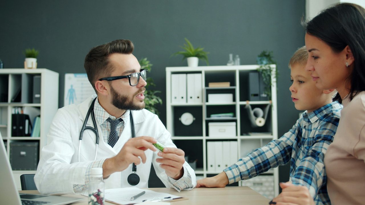 Medic de familie în consultație cu pacient copil – asigurare malpraxis