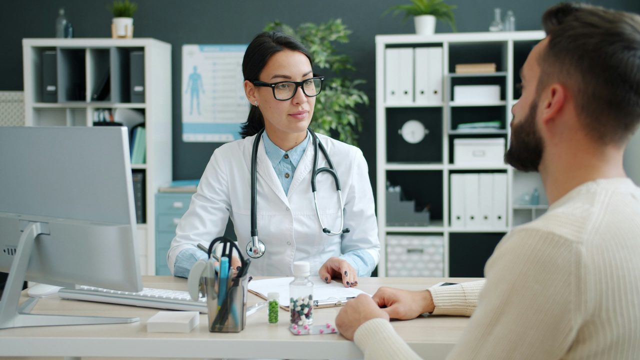 Medic în consultație cu un pacient – asigurare malpraxis